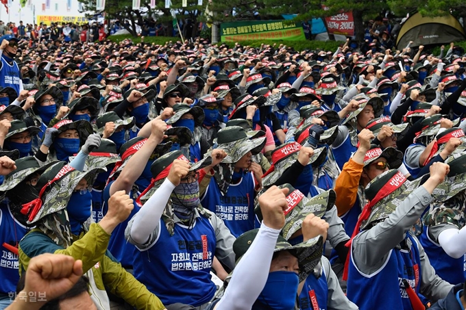 5월 30일 오후 울산시 동구 전하동 한마음회관에서 전국민주노동조합총연맹(민노총) 주최로 ‘현대중공업 법인분할-대우조선 매각 저지! 민주노총 영남권 노동자대회’가 열려 5,000여명이 넘는 민노총 소속 조합원들이 법인분할 철회를 촉구하는 구호를 외치고 있다. 울산=전혜원 기자 iamjhw@hankookilbo.com