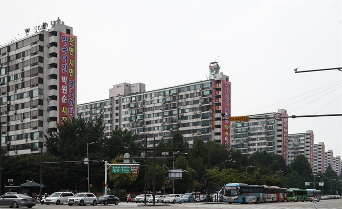 정부가 민간택지 아파트에 대해서도 분양가상한제를 도입하기 위해 주택법 시행령 개정에 착수한 가운데 강남권 재건축 매매 시장에 냉기가 감돌고 있다. 상한제 도입으로 일반 분양가가 낮아지면 사업성이 악화하고, 재건축 사업이 중단될 가능성도 커지면서 분위기가 관망세로 돌아섰다. 사진은 지난 14일 서울 잠실 주공5단지 모습. 연합뉴스