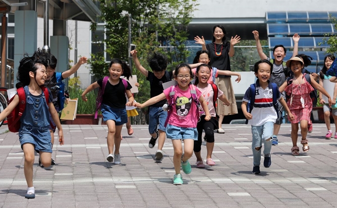 19일 서대문구 서울가재울초등학교에서 여름방학을 맞이한 학생들이 하교를 하고 있다. 뉴스1