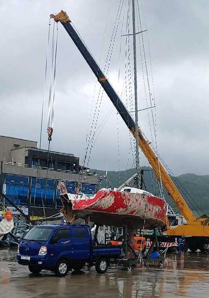 태풍 다나스(DANAS)가 북상한 20일 전남 여수시 웅천마리나 육상계류장에서 요트가 바람에 넘어져 복구 작업이 이뤄지고 있다. 연합뉴스