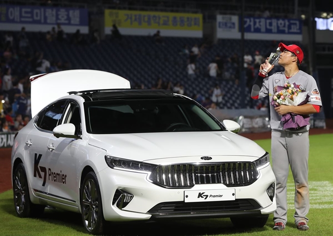 21일 창원NC파크에서 열린 2019 KBO 프로야구 올스타전 경기 종료 후 미스터 올스터에 뽑힌 한동민이 부상으로 받은 K7승용차 앞에서 트로피에 입 맞추고 있다. 창원=연합뉴스