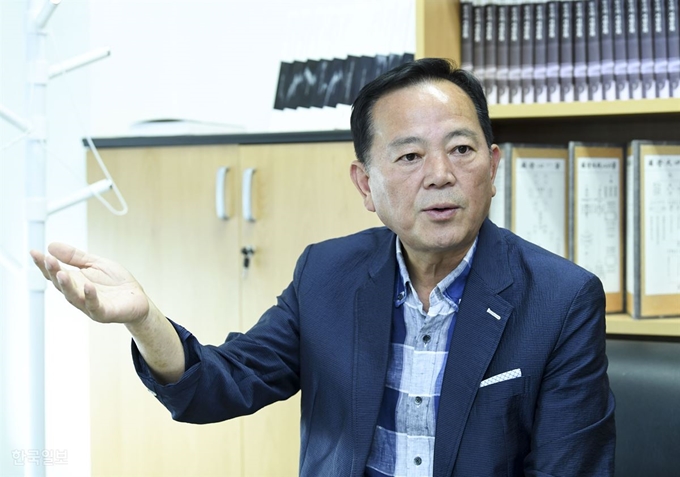 박성진 한국의 서원 통합보존관리단 사무국장은 아제르바이잔 유네스코 세계문화유산위원회에서 본 가장 인상 깊은 장면으로 홍보용으로 만든 서원 수첩을 받으려고 길게 줄선 외국인들을 꼽았다. “수첩만 봐도 BTS 기운이 난데요 허허”. 이한호 기자