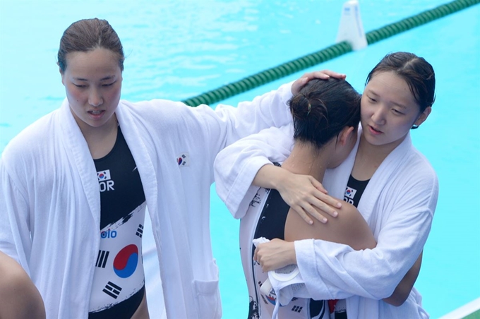 여자수구대표팀 주장 오희지(왼쪽)가 22일 오전 광주 남부대학교에서 열린 2019 광주 세계수영선수권대회 쿠바와의 15~16위 결정전이 끝난 뒤 울음을 터트리는 동료들을 위로하고 있다. 광주=뉴스1