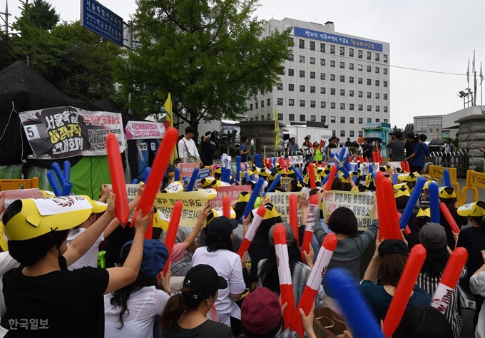 22일 서울시교육청 학교보건진흥원에서 자사고 재지정 평가에서 탈락한 8곳 학교에 대한 청문회가 열리고 있는 가운데 교육청 정문 앞에서 경희고 학부모들이 자사고 재지정 탈락 관련 시위를 벌이고 있다. 홍인기 기자