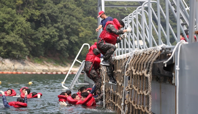 해군장병이 22일 오후 경남 창원시 진해구 진해군항 내 전투수영장에서 전투 수영 후 목적지로 이동하고 있다. 연합뉴스