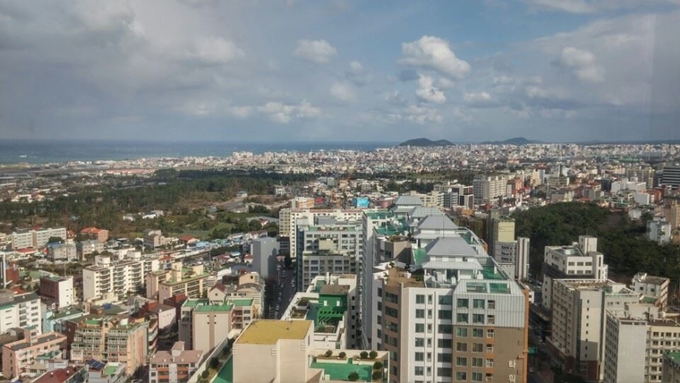 [저작권 한국일보]부동산 경기 활성화 등으로 급성장세를 보이던 제주경제가 건설업과 관광산업의 부진 등으로 성장세가 약화되고 있는 것으로 나타났다. 사진은 제주시 도심 전경. 김영헌 기자.