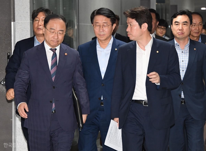 [저작권 한국일보]22일 국회 의원회관에서 열린 2019 세법개정안 당정협의에서 홍남기(왼쪽) 경제부총리 겸 기획재정부 장관이 입장하며 이인영 원내대표와 대화하고 있다. 오대근 기자