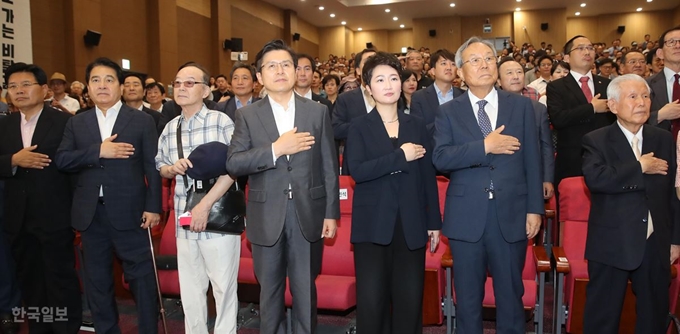 자유한국당 황교안 대표등이 22일 오후 국회 의원회관에서 열린 무소속 이언주 의원의 '나는 왜 싸우는가' 출판리셉션에 참석해 이언주 의원과 국민의례를 하고 있다. 오대근기자