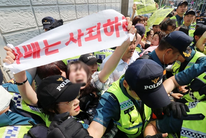 부산지역 대학생들이 22일 오후 부산 동구 일본영사관 안으로 들어가 일본 경제보복에 항의하는 퍼포먼스를 하다 경찰에 연행되고 있다. 연합뉴스