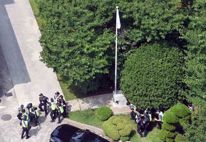 22일 오후 부산 동구 일본총영사관에서 대학생으로 추정되는 청년 6명이 영사관 안으로 들어가 피켓 시위 등을 벌이다 경찰에 연행되고 있다. 뉴시스