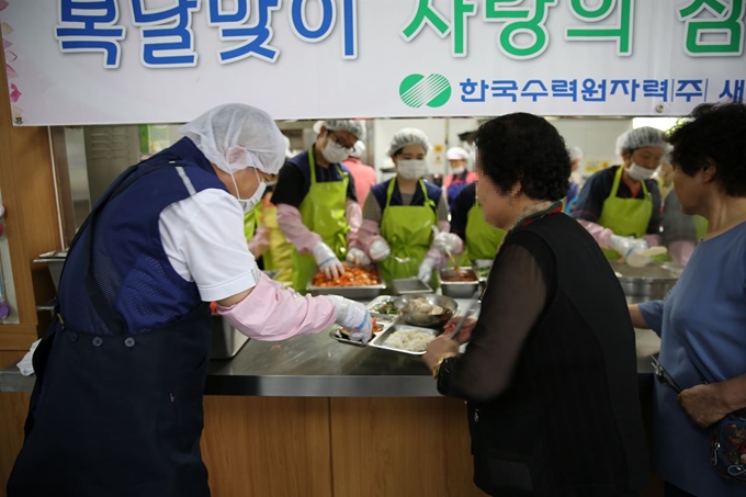 새울본부 한상길(왼쪽)과 봉사대원들이 22일 ‘사랑의 삼계탕 나눔 봉사’활동을 벌이고 있다.