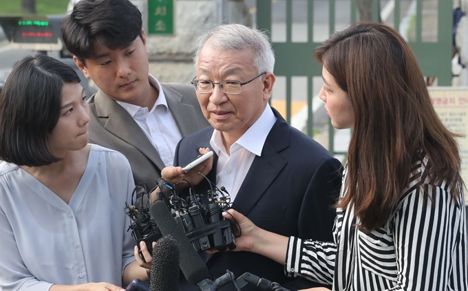 사법행정권을 남용한 혐의로 구속된 양승태 전 대법원장이 22일 경기도 의왕시 서울구치소에서 보석으로 풀려나고 있다. 연합뉴스