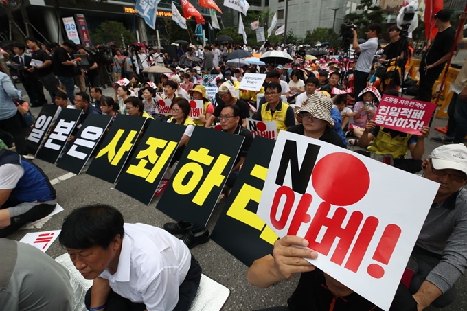 20일 오후 서울 종로구 옛 일본대사관 앞에서 일본의 경제보복과 아베 신조 일본 총리를 규탄하는 촛불 집회가 열리고 있다. 연합뉴스