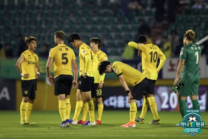 전남 선수들이 지난 5월 수원FC와 경기에서 패한 후 허탈해하고 있다. 한국프로축구연맹 제공