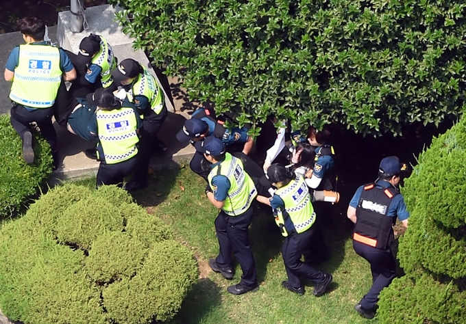 22일 오후 부산 동구 일본총영사관에서 대학생 6명이 영사관 안으로 들어가 시위 등을 벌이다 경찰에 연행되고 있다. 뉴시스