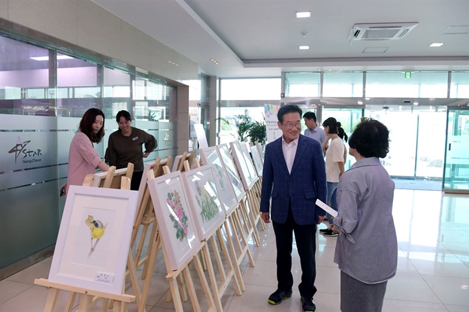 영천시청 현관 로비가 시민들의 전시공간으로 활용되면서 호응을 얻고 있다. 영천시 제공