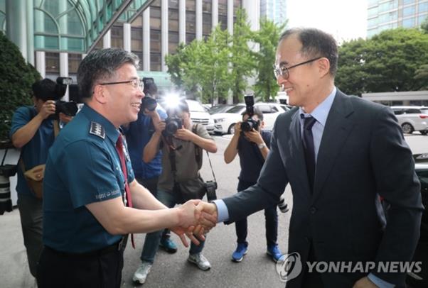 문무일 검찰총장이 23일 오전 퇴임 인사차 서울 서대문구 경찰청을 방문해 민갑룡 경찰청장과 인사하고 있다. 연합뉴스