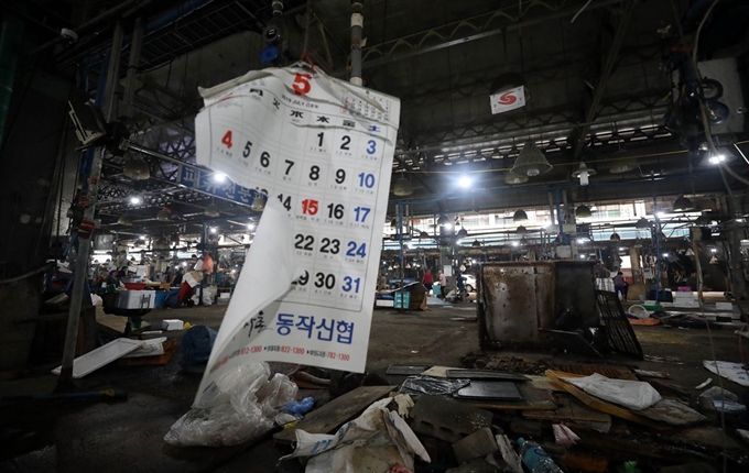 법원의 8차 명도집행이 실시된 23일 오전 서울 동작구 구 노량진수산시장이 각종 집기들이 널브러져 있는 등 처참한 모습을 보이고 있다. 뉴시스