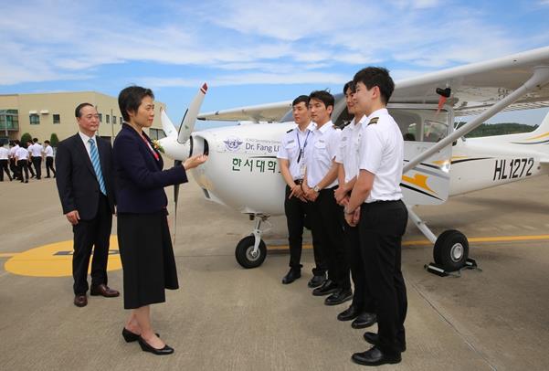 한서대가 주최한 국제항공 컨퍼런스에 참석하기 위해 한국을 찾은 류팡 국제민간항공기구(ICAO) 사무총장이 지난 19일 한서대 태안항공캠퍼스에서 항공운항학과 학생들과 얘기를 나누고 있다. 한서대 제공