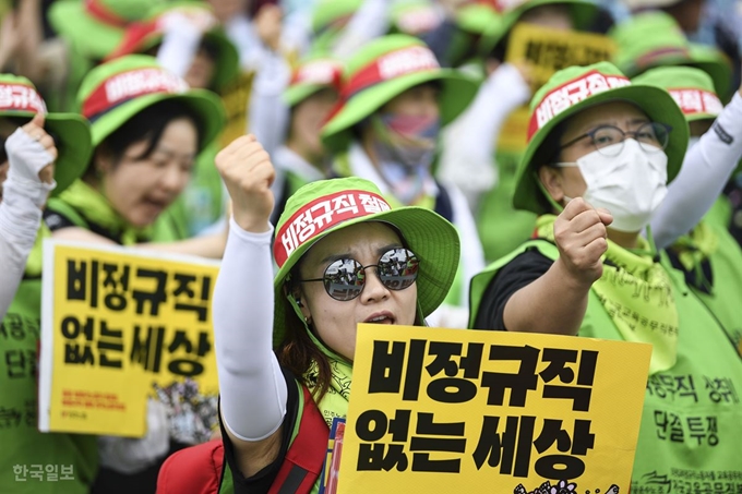 민주노총 공공부문 비정규직 노동자들이 지난 3일 총파업을 선언하며 서울 종로구 광화문광장에 모여 비정규직 철폐 구호를 외치고 있다. 이한호 기자