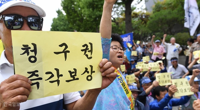 강제동원 피해자 유족 총연합회가 23일 오후 서울 종로구 청와대 사랑채 부근에서 일제 강제징용 피해국민에 대한 청구권 즉각 보상을 요구하며 정부를 규탄하고 있다. 홍윤기 인턴기자