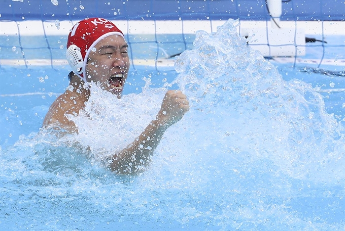 23일 광주 남부대 수구경기장에서 열린 2019 광주세계수영선수권대회 수구 남자부 15-16위 순위결정전 한국-뉴질랜드 경기에서 대한민국 골키퍼 이진우가 뉴질랜드 니콜라스 스탄코비치의 승부던지기를 막은 후 기뻐하고 있다. 광주=연합뉴스