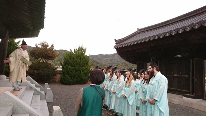 경북 성주의 한 한옥에서 외국인들이 서당체험을 하고 있다. 경북도 제공