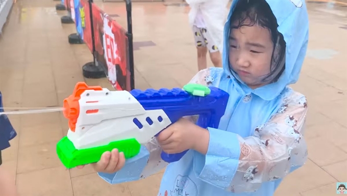 ‘보람튜브 토이리뷰’에 등장하는 어린이 유튜버 이보람(6)양의 주요 콘텐츠는 장난감 놀이다. 유튜브 캡처