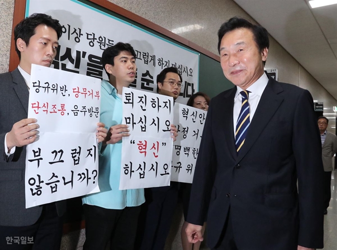 지난 22일 오전 국회에서 열린 바른미래당 최고위원회의에서 손학규 대표가 입장하는 동안 혁신위원들이 혁신안 상정을 요구하는 손팻말을 들고 있다. 오대근기자