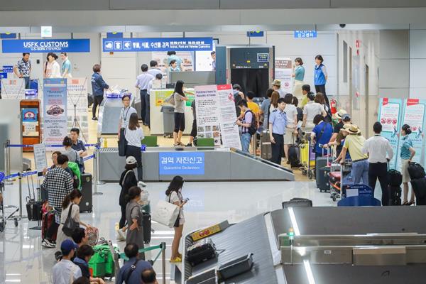 인천국제공항에서 이용객들이 수하물 검사를 받고 있다. 농림축산검역본부 인천공항지역본부 제공