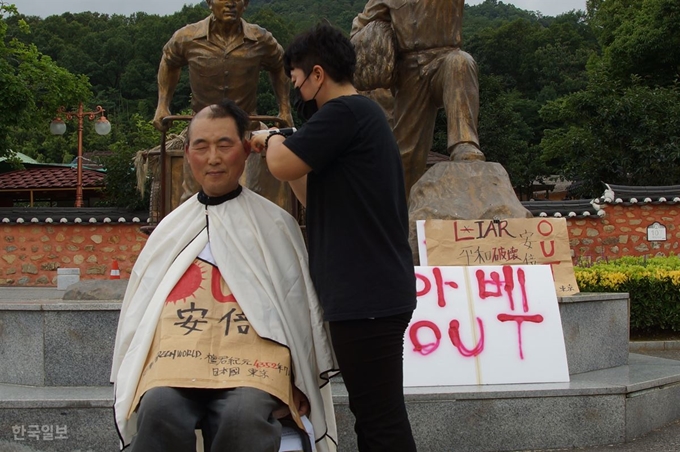 박일선 푸른세상그린월드 대표가 24일 경북 구미시 박정희 대통령 생가 앞에서 아베 정권의 경제 보복에 항의하며 삭발식을 거행하고 있다. 김재현기자 k-jeahyun@hankookilbo.com