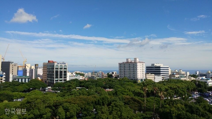 [저작권 한국일보]제주도가 도내 장기 미집행 도시공원 문제 해결을 위해 공원 부지에 공공임대주택 단지를 조성하는 방안을 내놨지만 도내 환경단체들은 이같은 대책이 도시공원 보호가 아닌 개발이익에 초점이 맞춰진 정책이라며 강력 반발하고 있다. 사진은 제주시 도심 전경. 김영헌 기자.