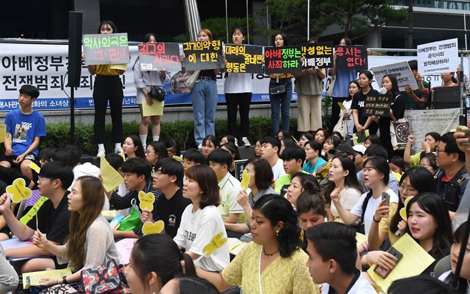 24일 서울 종로구 일본대사관 앞에서 열린 일본군성노예제 문제 해결을 위한 제1397차 정기수요시위에 참가자들이 일본의 진정한 사과를 촉구하고 있다. 홍인기 기자