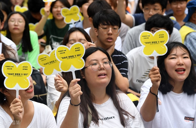 24일 서울 종로구 일본대사관 앞에서 열린 일본군성노예제 문제 해결을 위한 제1397차 정기수요시위에 참가자들이 일본의 진정한 사과를 촉구하고 있다. 홍인기 기자