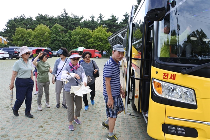 관광객들이 서천시티투어 버스에 오르고 있다.