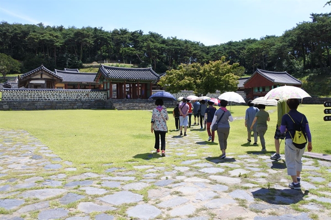 관광객들이 문헌서원 안으로 들어가고 있다.