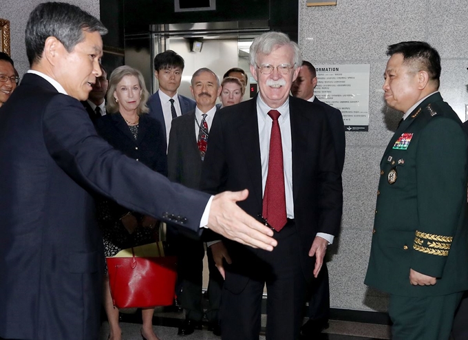 정경두 국방부장관이 24일 오전 서울 용산구 국방부청사에서 존 볼턴 미국 백악관 국가안보회의(NSC) 보좌관과 인사를 나눈 후 회의실을 안내하고 있다.볼턴 보좌관은 이날 정의용 청와대 국가안보실장, 강경화 외교장관, 정경두 국방장관 등 외교안보 라인과 연쇄 회동을 갖고 일본의 반도체 소재 수출 규제와 관련한 한&middot;일 갈등 상황과 한일군사정보보호협정(GSOMIA), 한미동맹 강화방안 등 양국간 주요 현안을 논의할 예정이다. 뉴스1