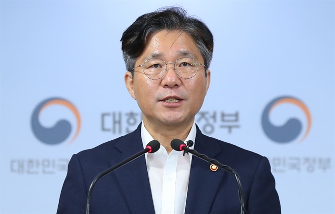 성윤모 산업통상자원부 장관이 24일 오전 서울 종로구 정부서울청사 브링룸에서 일본 수출무역관리령 개정안 관련 정부의 입장을 밝히고 있다. 연합뉴스