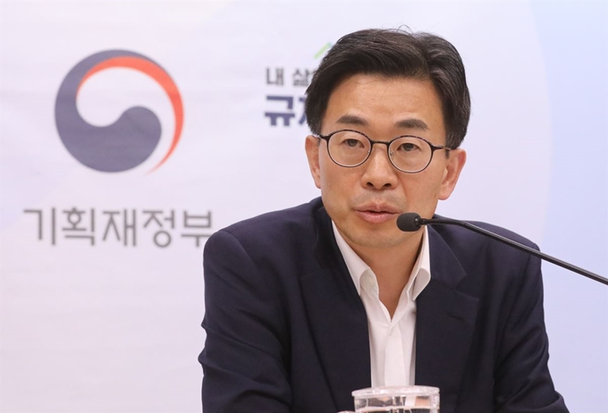 김병규 기획재정부 세제실장이 지난 22일 정부세종청사에서 2019년 세법개정안에 대해 설명하고 있다. 세종=뉴시스