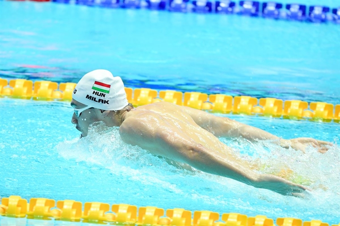 24일 광주 남부대 시립국제수영장에서 열린 2019 광주 세계수영선수권대회 남자 200m 접영 결승 경기에서 헝가리의 크리스토프 밀락이 역영하고 있다.밀락은 1분50초73 기록으로 세계신기록을 새로 썼다. 광주=뉴스1