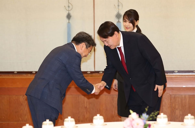 윤석열 신임 검찰총장이 25일 청와대 본관에서 열린 윤석열 검찰총장 임명장 수여식에 참석해 강기정 정무수석과 인사하고 있다. 뉴시스