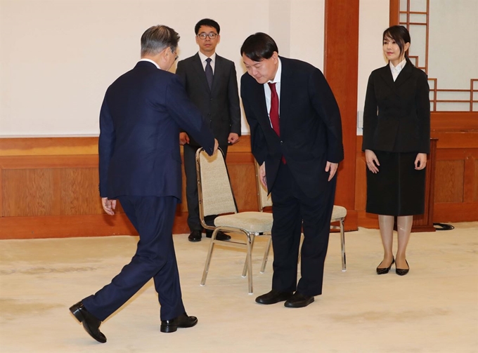 문재인 대통령이 25일 청와대 본관에서 윤석열 신임 검찰총장과 인사하고 있다. 뉴시스