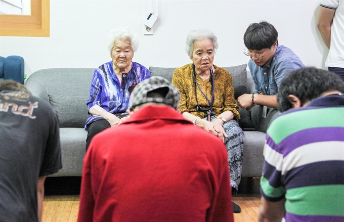 경기 안산시에 설치된 평화의 소녀상에 침을 뱉고 조롱한 청년들이 위안부 피해 할머니들을 만나 사죄했다. 연합뉴스