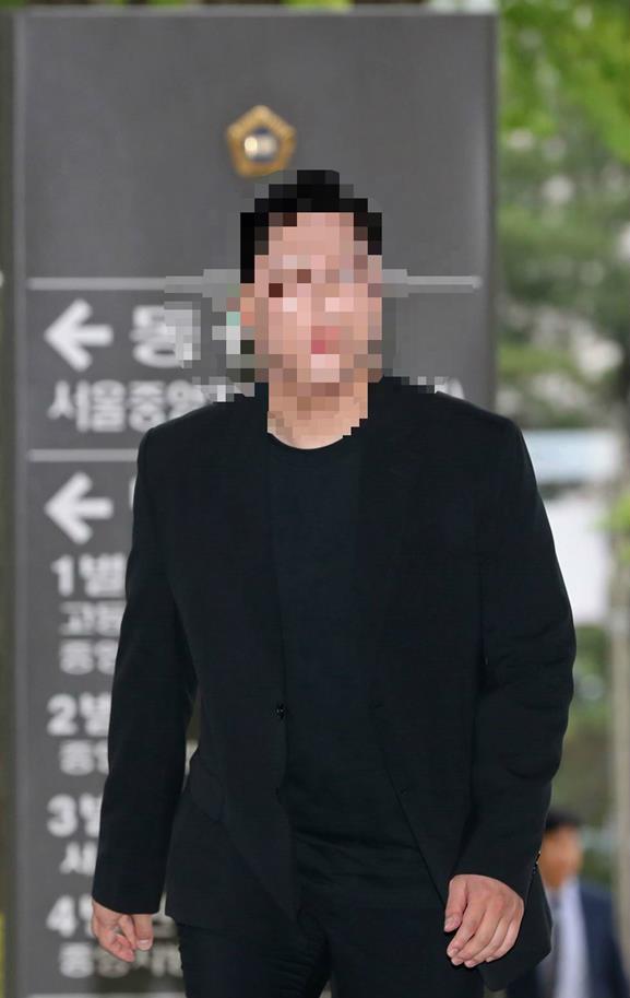 가수 구하라씨를 폭행하고 성관계 동영상을 유포하겠다고 협박한 혐의를 받고 있는 전 남자친구 최종범 씨가 25일 서울 서초구 서울중앙지방법원에서 열린 결심공판에 출석하기 위해 법정으로 향하고 있다. 연합뉴스