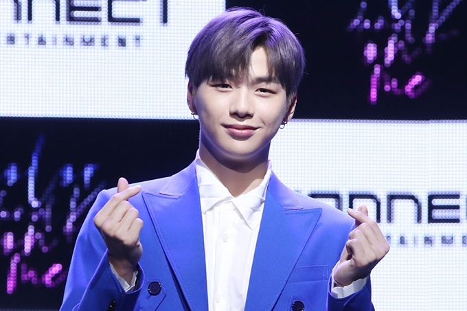 강다니엘이 25일 오후 서울 광진구 예스24 라이브홀에서 열린 솔로 데뷔 앨범 '컬러 온 미' 쇼케이스에서 손가락으로 하트 모양을 만들어 보이고 있다. 연합뉴스