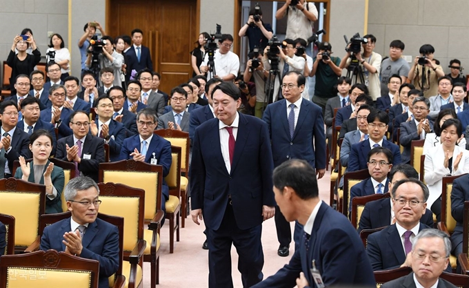 윤석열 신임 검찰총장이 25일 오후 서울 서초구 대검찰청 15층 대강당에서 열린 취임식에 입장하고 있다. 홍인기 기자