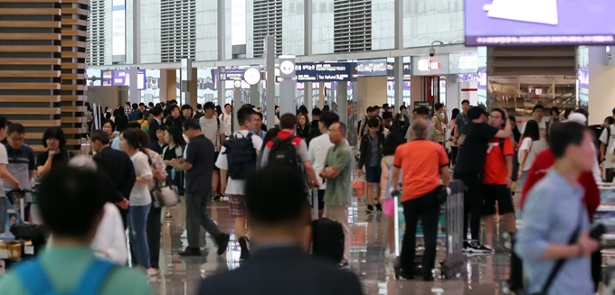 24일 인천국제공항 제2여객터미널 출국장이 이용객들로 붐비고 있다. 연합뉴스