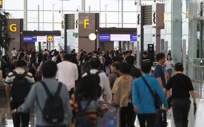 24일 인천국제공항 제2여객터미널 출국장이 이용객들로 붐비고 있다. 연합뉴스