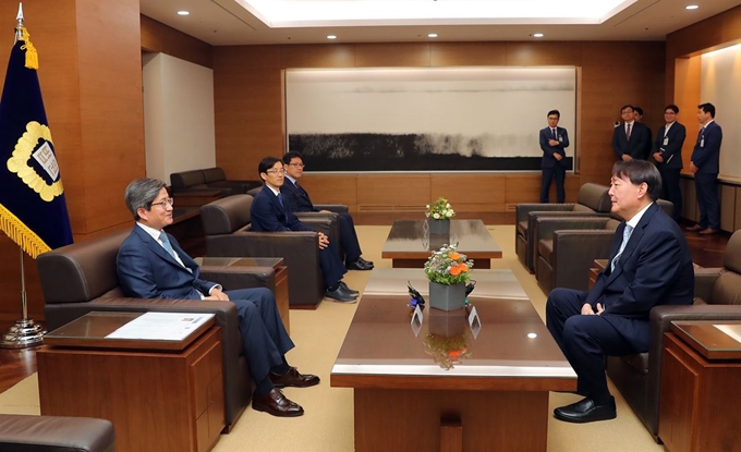 윤석열 검찰총장(오른쪽)이 26일 오후 서울 서초구 대법원을 찾아 김명수 대법원장과 대화를 나누고 있다. 뉴스1