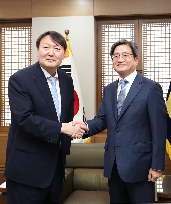 윤석열 신임 검찰총장(왼쪽)이 26일 오후 서초동 대법원 접견실을 방문, 김명수 대법원장과 면담하며 기념촬영 하고 있다. 연합뉴스